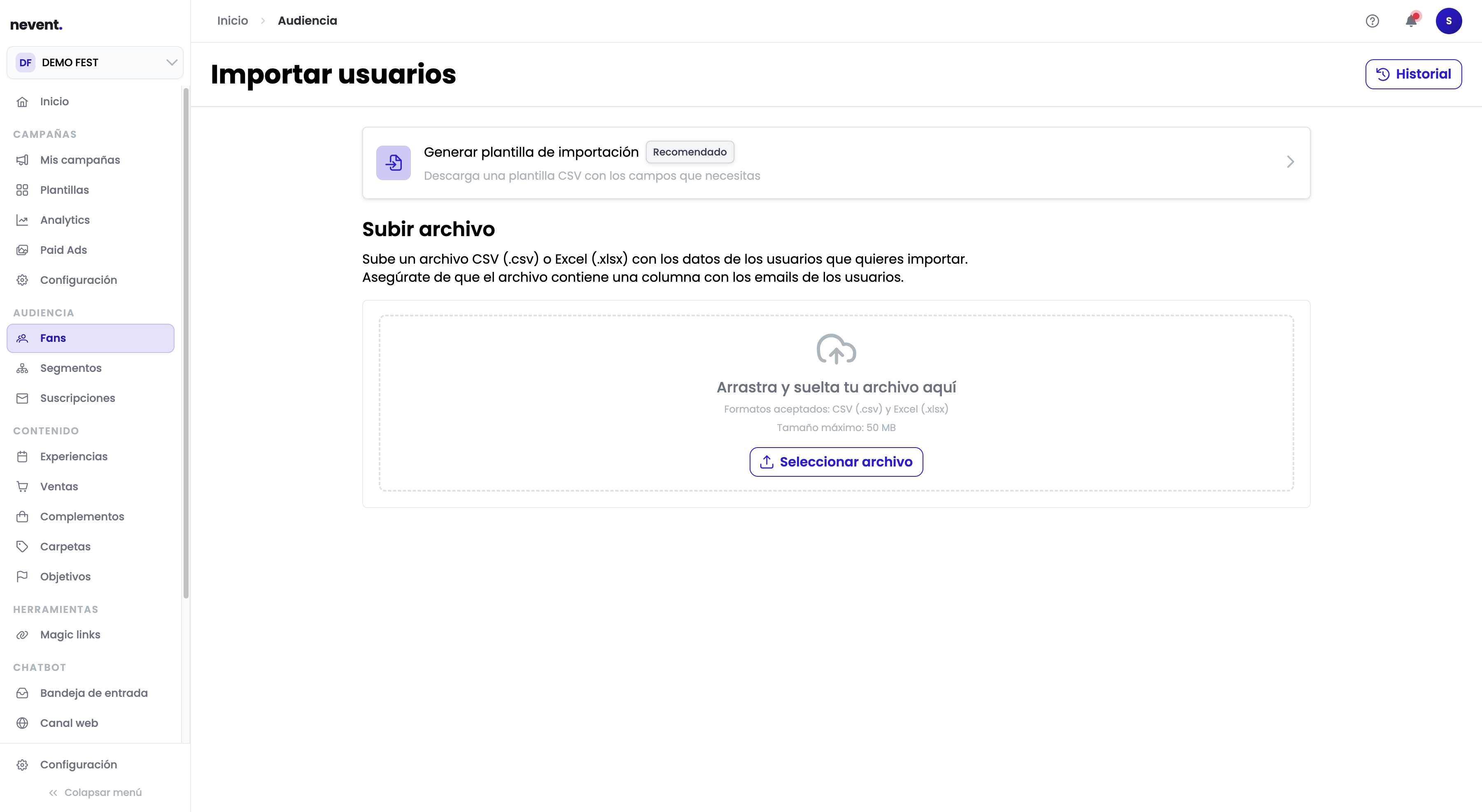 Pantalla de importación de usuarios con el área de arrastrar y soltar el archivo y la opción de generar una plantilla CSV