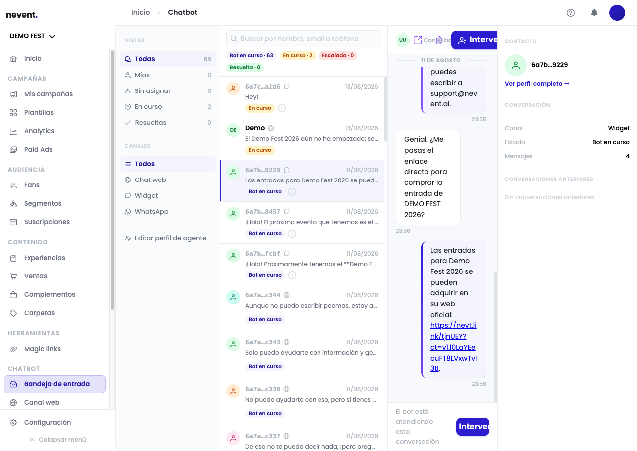 Detalle de una conversación en estado Bot en curso, con el hilo de mensajes a la izquierda y el panel de contacto a la derecha mostrando canal Widget y 4 mensajes