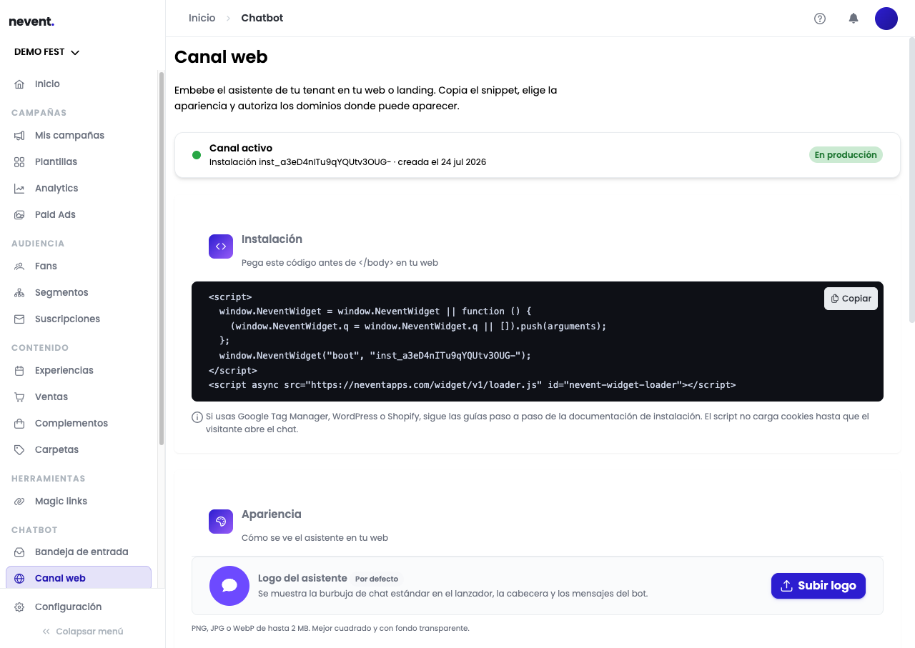 Pantalla "Canal web" con el snippet de instalación en JavaScript, el estado del canal En producción y las opciones de apariencia del widget