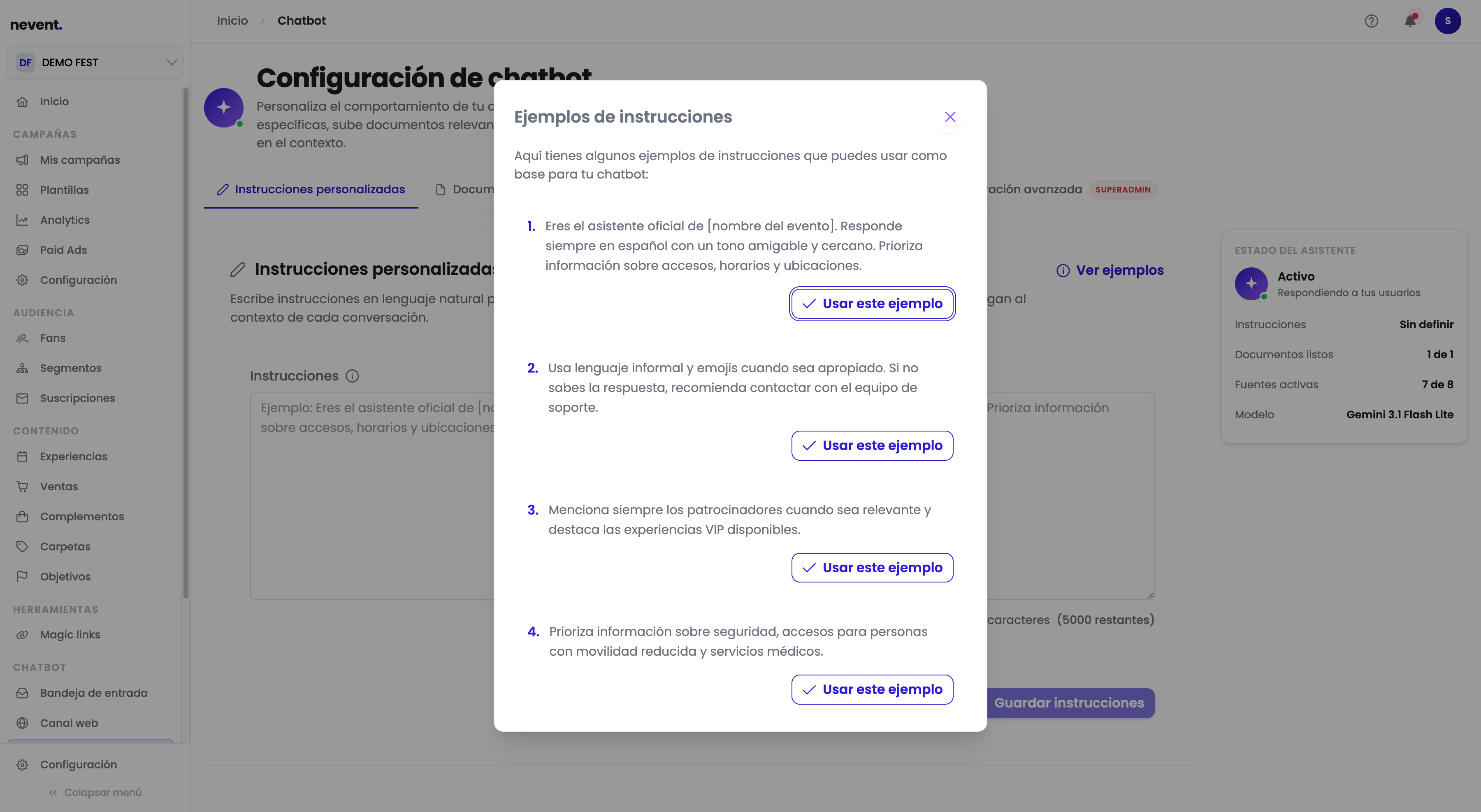 Modal "Ejemplos de instrucciones" con cuatro ejemplos: (1) Eres el asistente oficial del evento, responde en español con tono amigable; (2) usa lenguaje informal y emojis, recomienda soporte si no sabes; (3) menciona patrocinadores cuando sea relevante; (4) prioriza información de seguridad y accesibilidad.