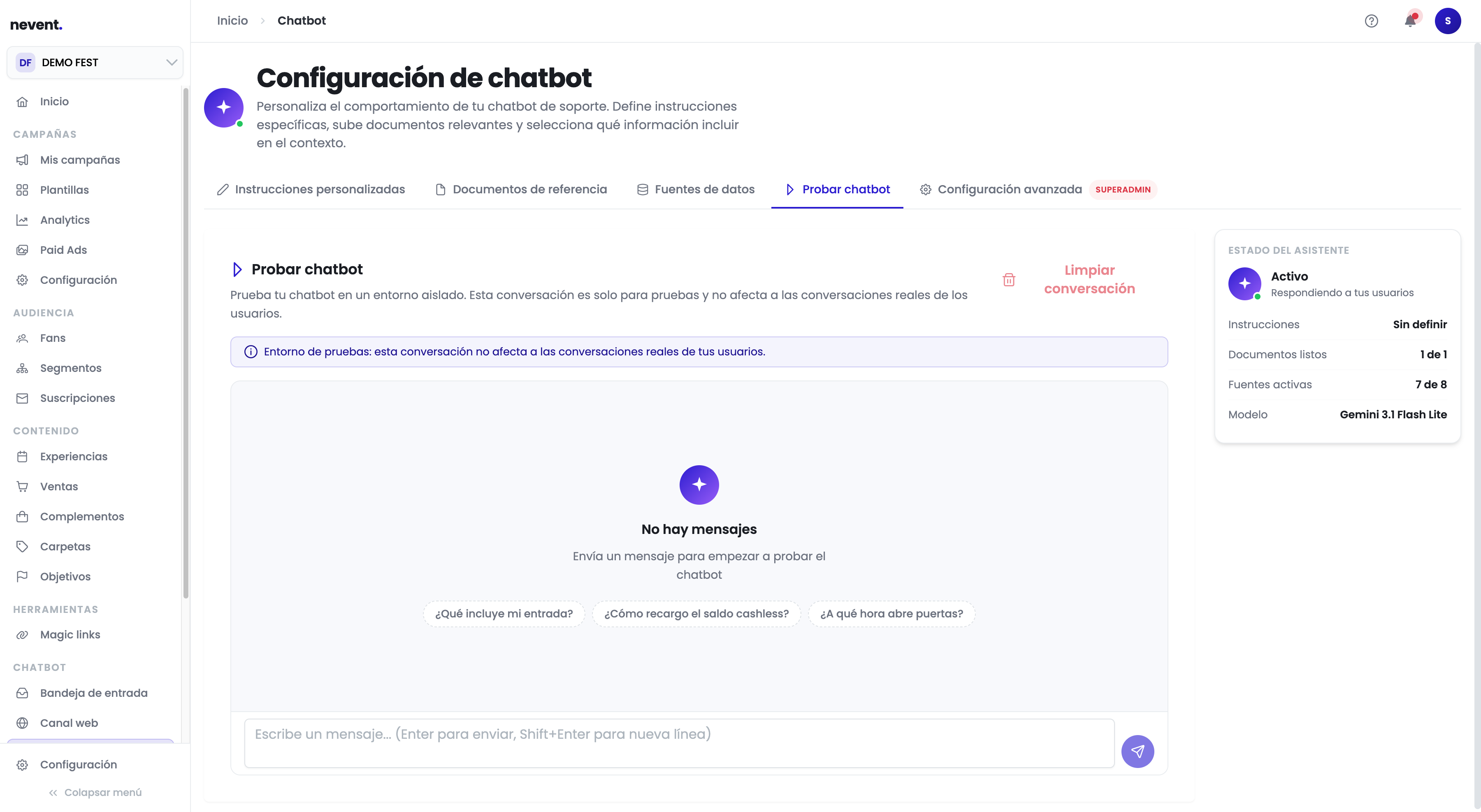 Pestaña "Probar chatbot" con el aviso "Entorno de pruebas: esta conversación no afecta a las conversaciones reales de tus usuarios" y tres preguntas de ejemplo: ¿Qué incluye mi entrada?, ¿Cómo recargo el saldo cashless?, ¿A qué hora abre puertas?
