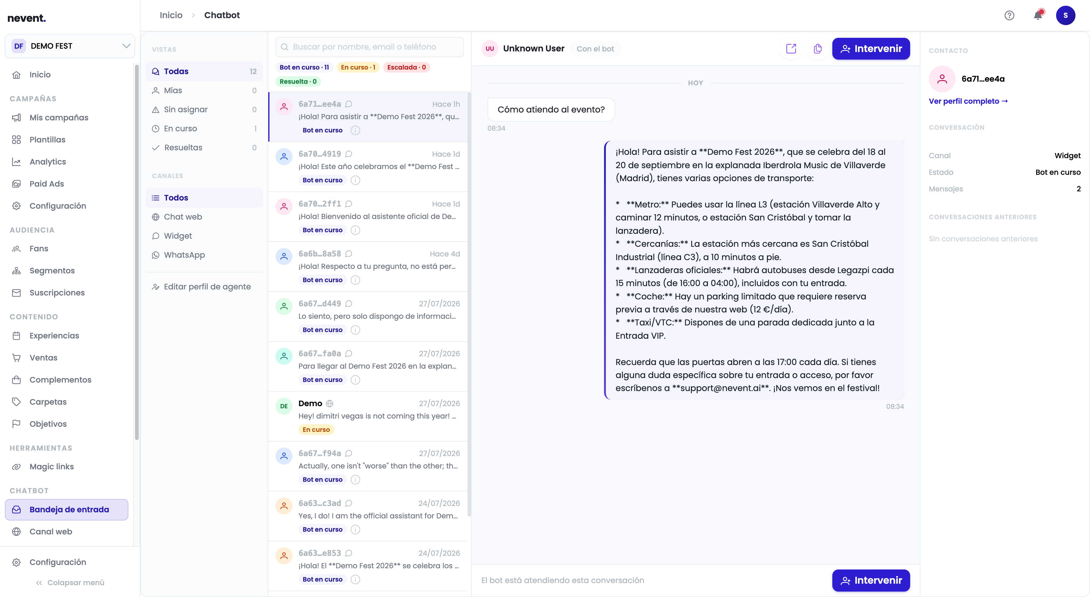 Detalle de conversación en la bandeja de entrada de Demo Fest: el fan pregunta "Cómo atiendo al evento?" y el bot responde con opciones de transporte (metro, cercanías, lanzaderas, coche, taxi). A la derecha el panel muestra canal Widget, estado Bot en curso y 2 mensajes. Hay un botón Intervenir en la esquina superior derecha.