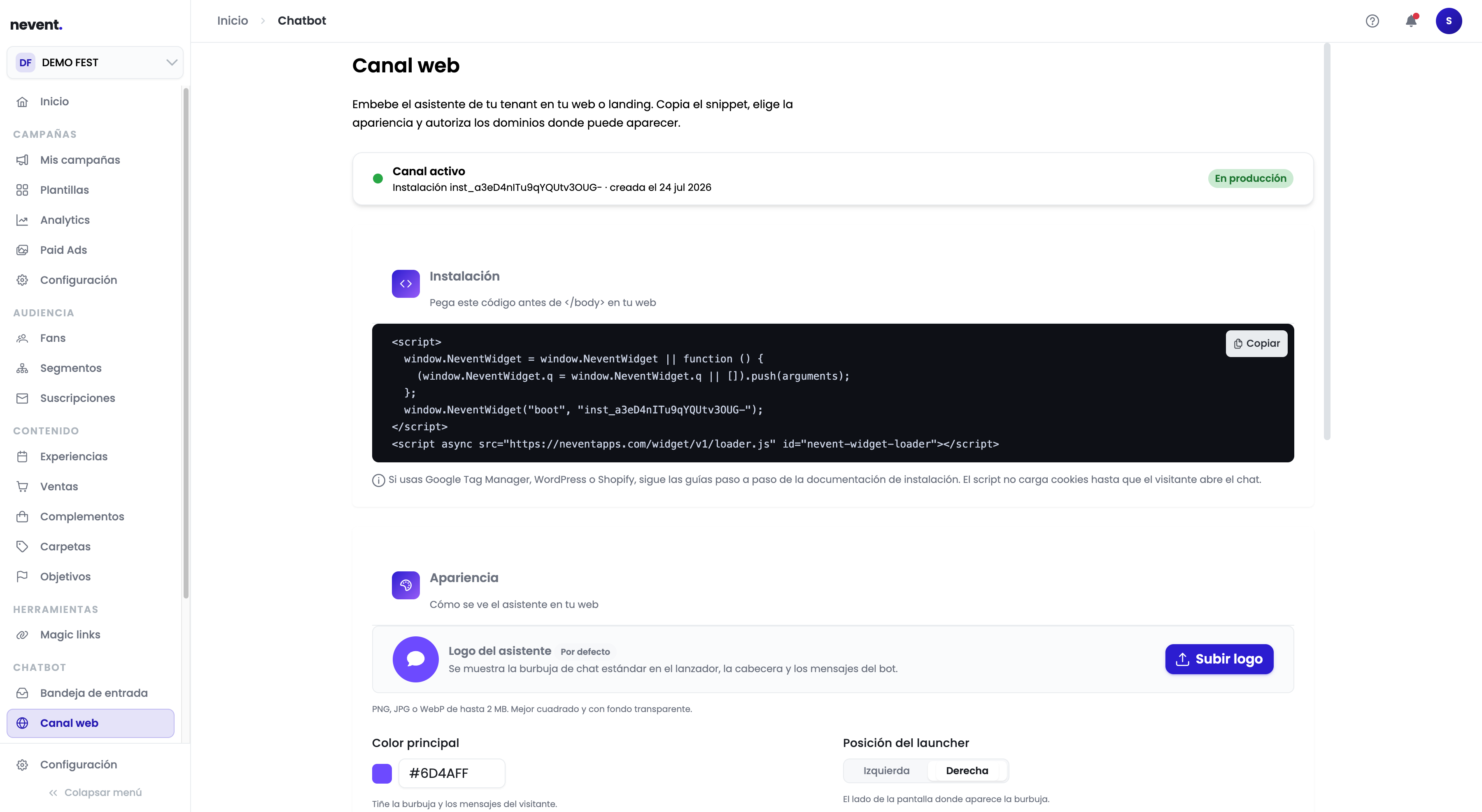 Pantalla "Canal web" de Demo Fest con el canal en estado "En producción", la sección Instalación con el snippet de JavaScript listo para copiar, y la sección Apariencia con opciones de logo, color principal (#6D4AFF) y posición del launcher.