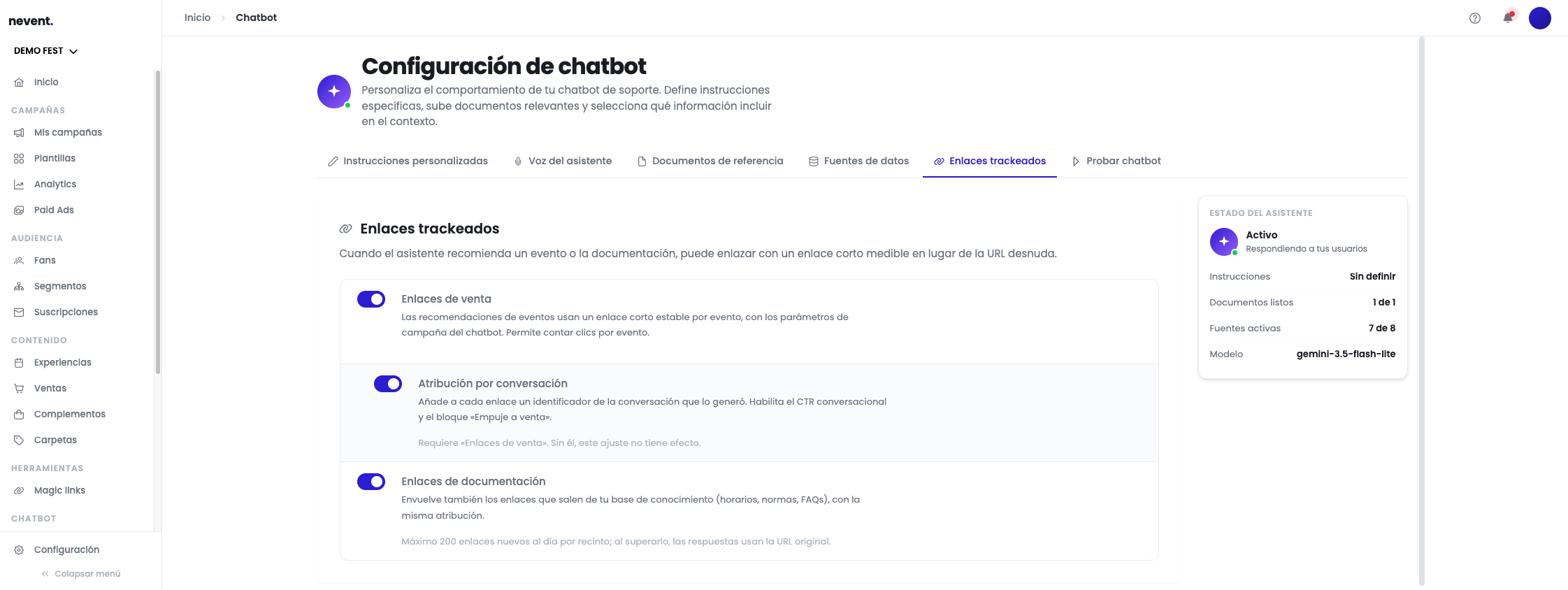 Pestaña "Enlaces trackeados" de la configuración del chatbot de Demo Fest con los tres interruptores activados: Enlaces de venta, Atribución por conversación y Enlaces de documentación, cada uno con su descripción.