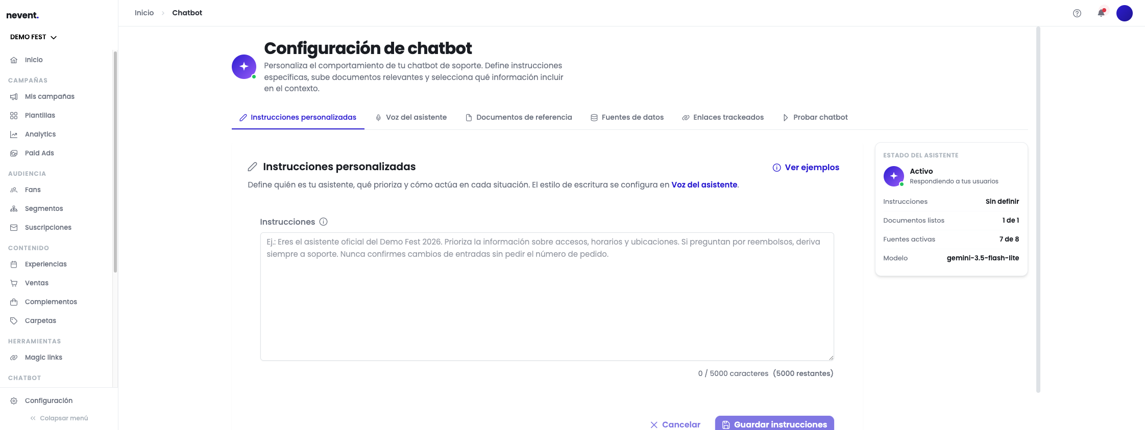 Configuración del chatbot de Demo Fest con la barra de pestañas: Instrucciones personalizadas, Voz del asistente, Documentos de referencia, Fuentes de datos, Enlaces trackeados y Probar chatbot.
