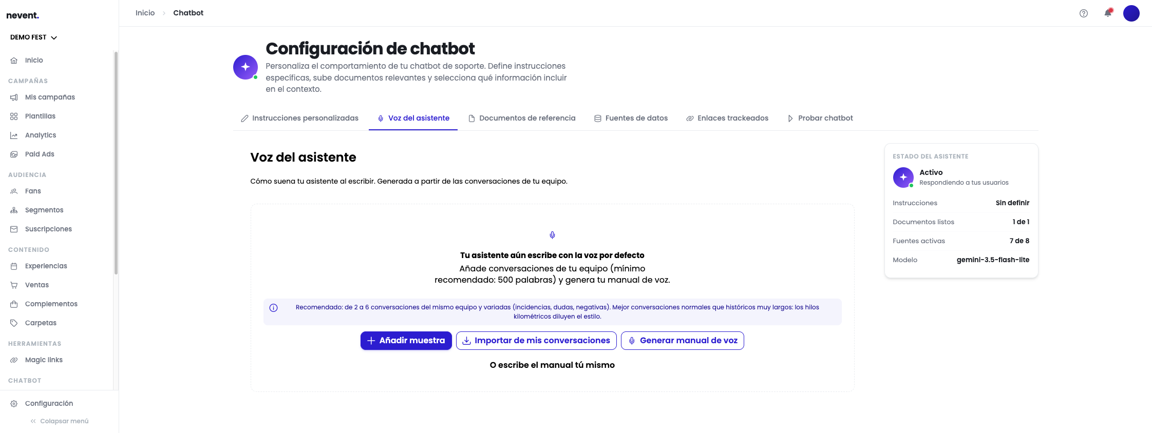 Estado inicial de la voz del asistente en Demo Fest: aviso "Tu asistente aún escribe con la voz por defecto" y los botones Añadir muestra, Importar de mis conversaciones, Generar manual de voz y "O escribe el manual tú mismo".