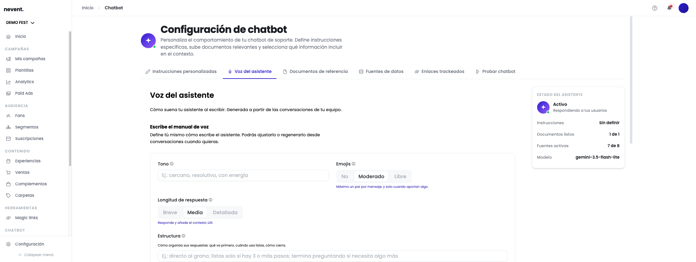 Formulario del manual de voz del asistente en modo creación, con los campos Tono, Emojis, Longitud de respuesta, Estructura, Registro, Saludo habitual, Despedida habitual, Frases de marca y Palabras vetadas, cada uno con su texto de ayuda y ejemplos.