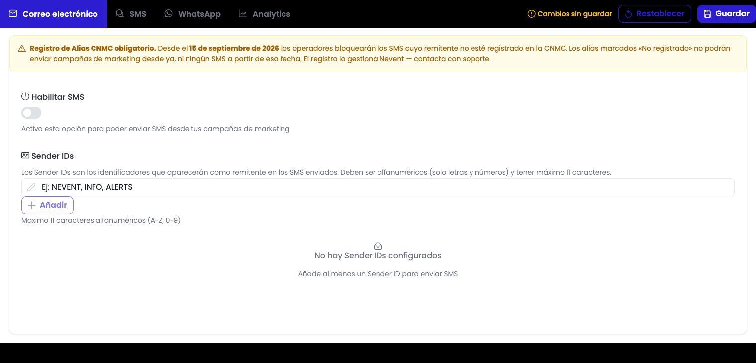 Pestaña SMS con el interruptor "Habilitar SMS" desactivado, el aviso de registro CNMC en amarillo y el área de Sender IDs vacía con el mensaje "No hay Sender IDs configurados"