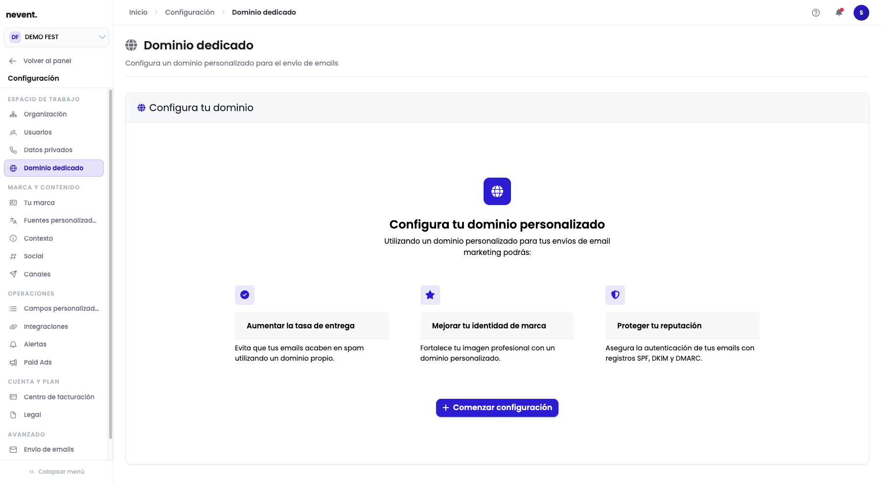 Panel de Configuración de Nevent con el menú lateral visible. En el grupo "Espacio de trabajo" se ve el ítem "Dominio dedicado" resaltado. A la derecha se muestra la pantalla de bienvenida del módulo con el título "Configura tu dominio personalizado" y tres beneficios: aumentar la tasa de entrega, mejorar tu identidad de marca y proteger tu reputación