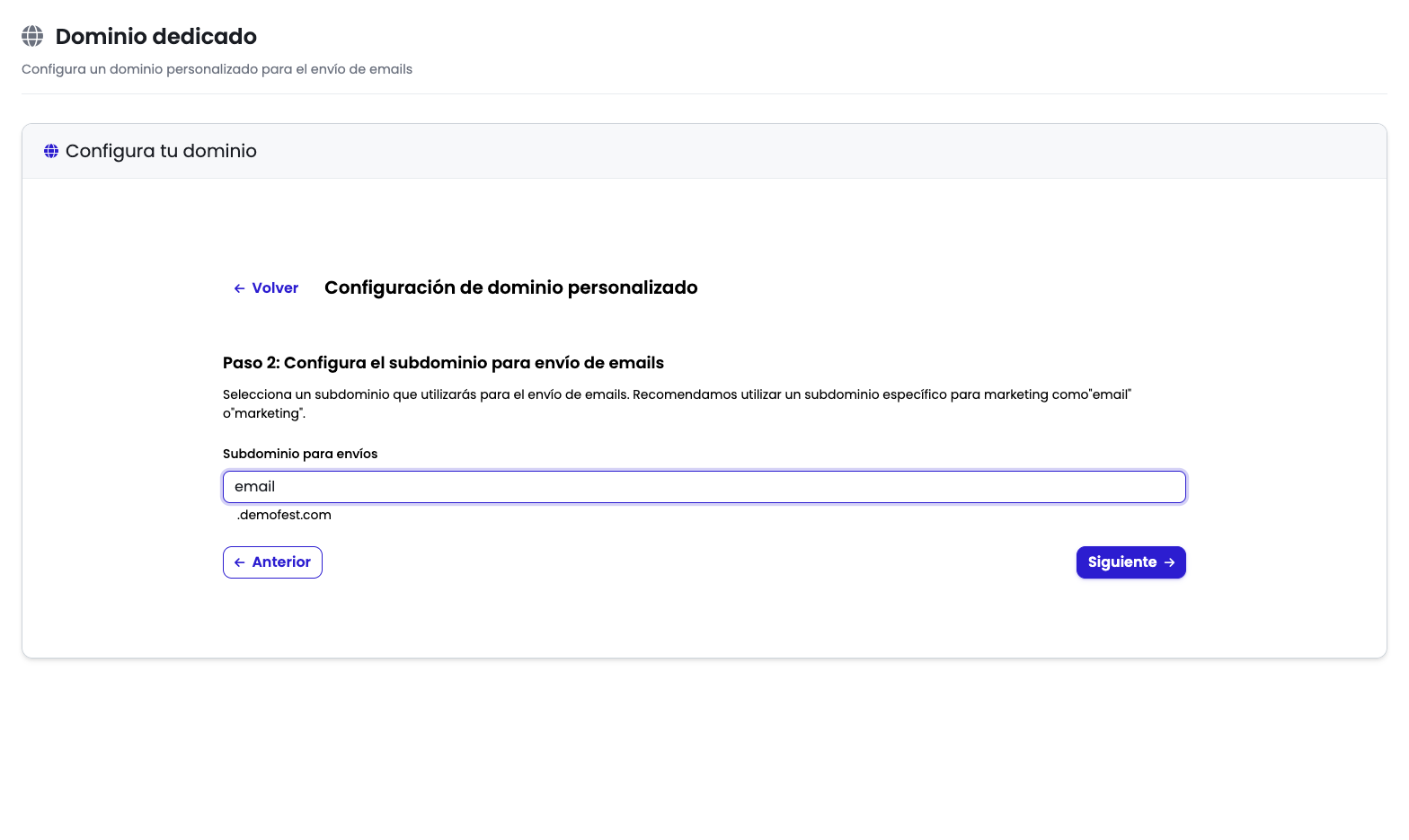 Paso 2 del asistente de dominio dedicado con el campo "Subdominio para envíos" con el valor "email" y el texto estático ".demofest.com" a la derecha, formando "email.demofest.com"