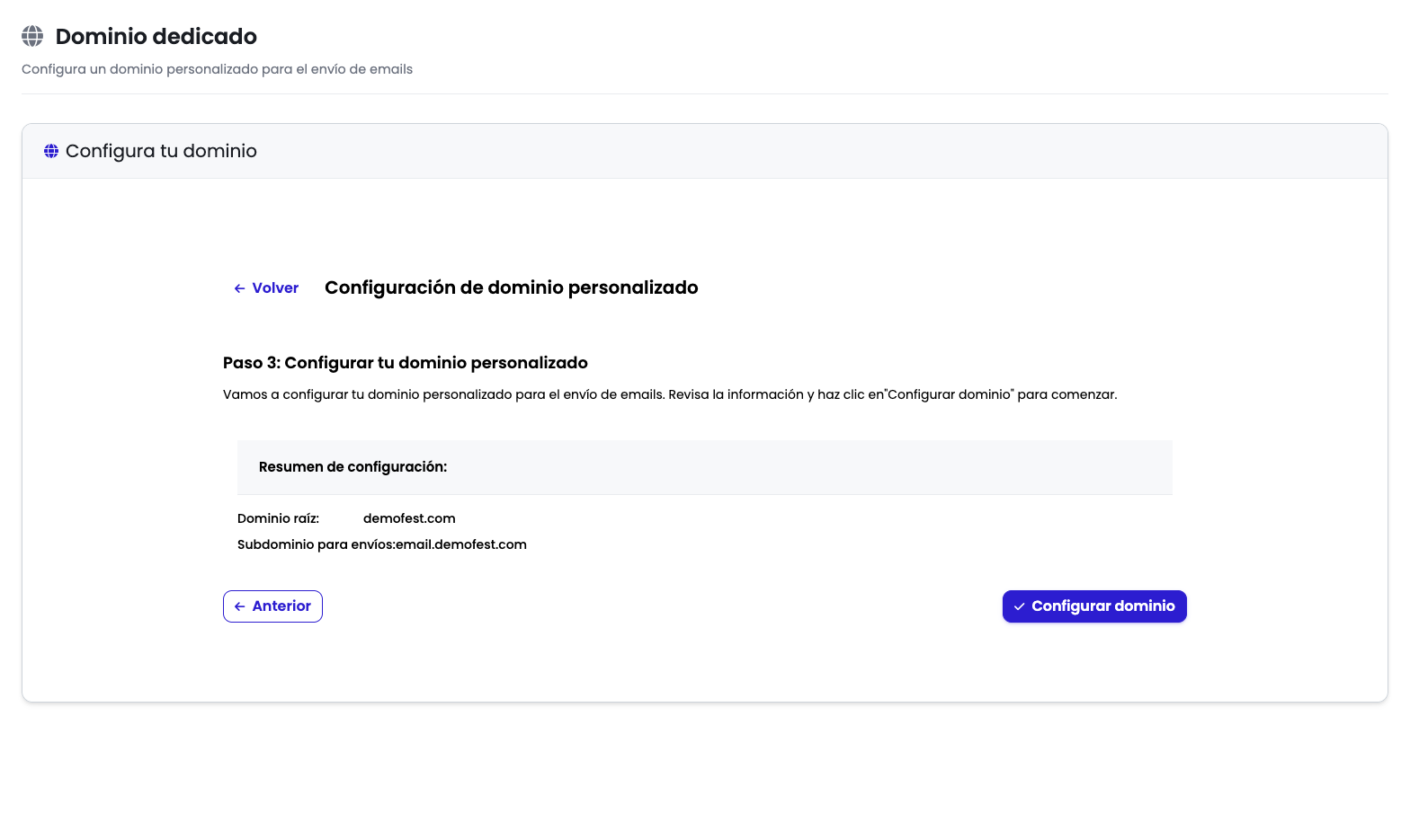 Paso 3 del asistente de dominio dedicado con el resumen que muestra "Dominio raíz: demofest.com" y "Subdominio para envíos: email.demofest.com", y los botones "Anterior" y "Configurar dominio"