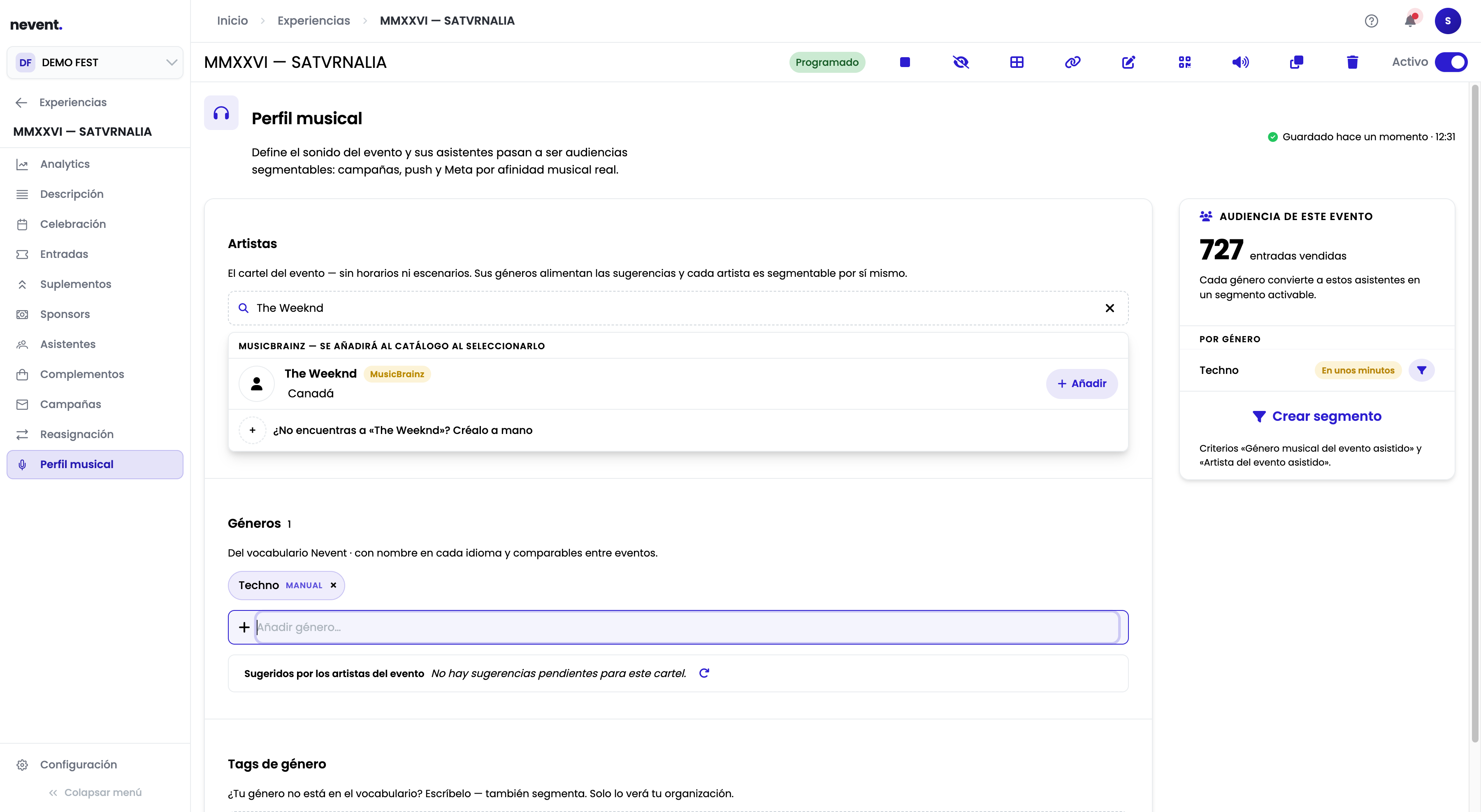Panel de Perfil musical con el género Techno añadido (etiqueta "MANUAL"), panel lateral derecho mostrando "POR GÉNERO: Techno - En unos minutos" y botón "Crear segmento" activo