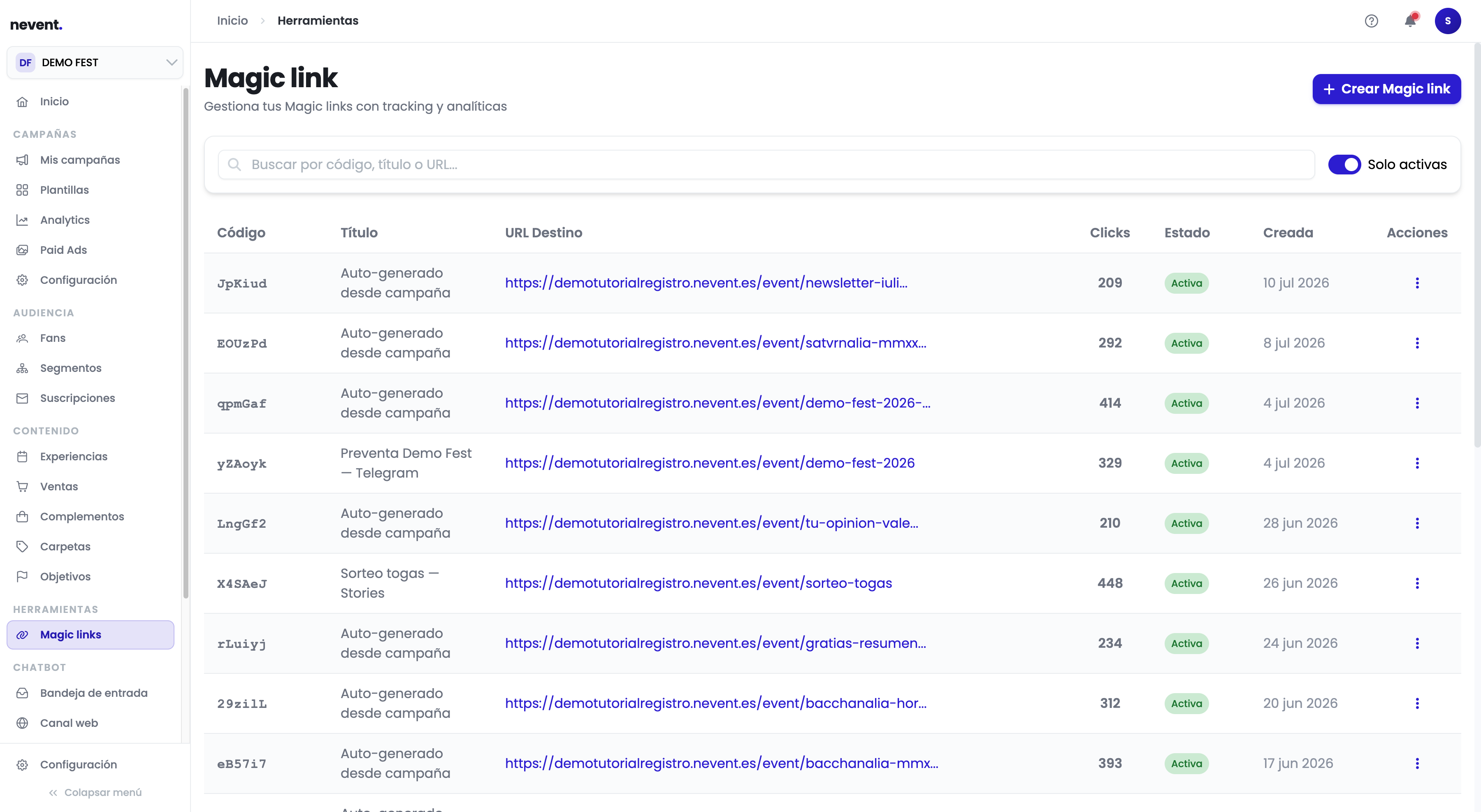 Listado de Magic Links de Demo Fest con columnas de código, título, URL destino, clics, estado, fecha de creación y acciones. Se ven varios enlaces activos con entre 200 y 448 clics.