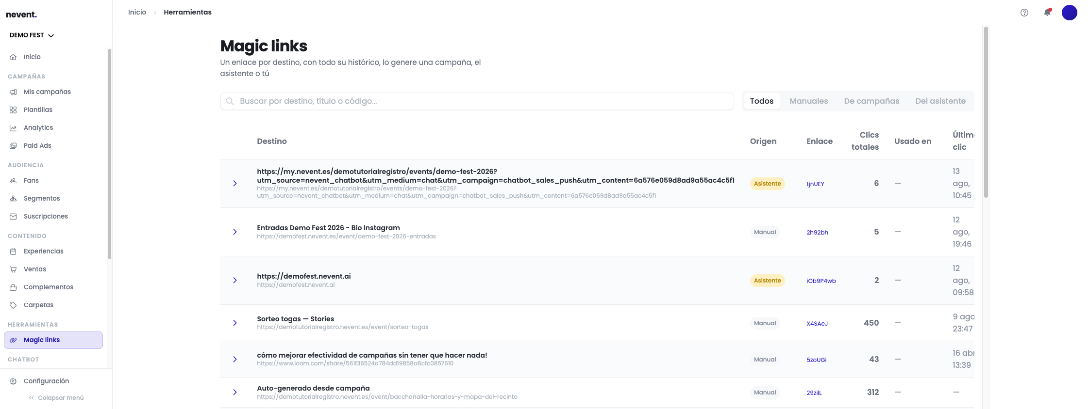 Listado de Magic Links de Demo Fest agrupados por destino, con las pestañas de filtro Todos, Manuales, De campañas y Del asistente, y columnas Destino, Origen, Enlace, Clics totales, Usado en y Último clic. Se ven enlaces con origen Manual y Asistente.