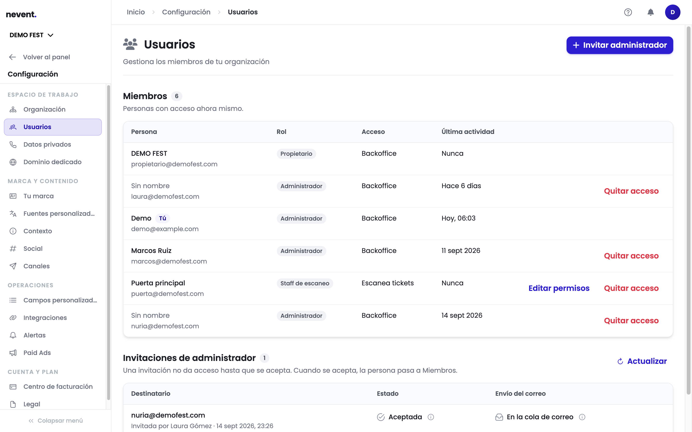Pantalla Usuarios de la organización DEMO FEST con el botón Invitar administrador arriba a la derecha, la tabla Miembros con seis personas (propietario, administradores y un staff de escaneo) y, debajo, la tabla Invitaciones de administrador con una invitación aceptada