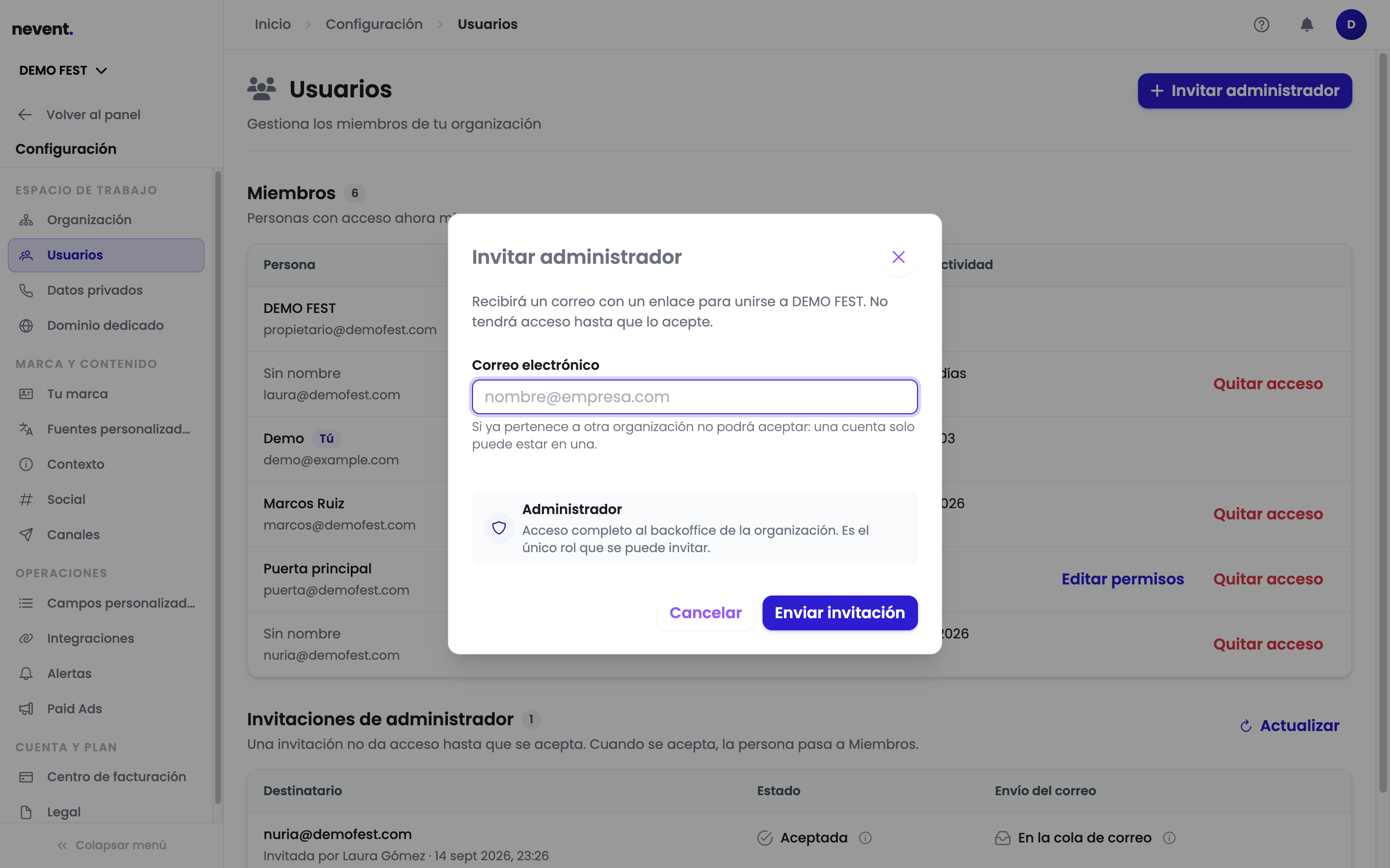 Ventana Invitar administrador con el texto «Recibirá un correo con un enlace para unirse a DEMO FEST. No tendrá acceso hasta que lo acepte», el campo Correo electrónico vacío, la tarjeta del rol Administrador y los botones Cancelar y Enviar invitación