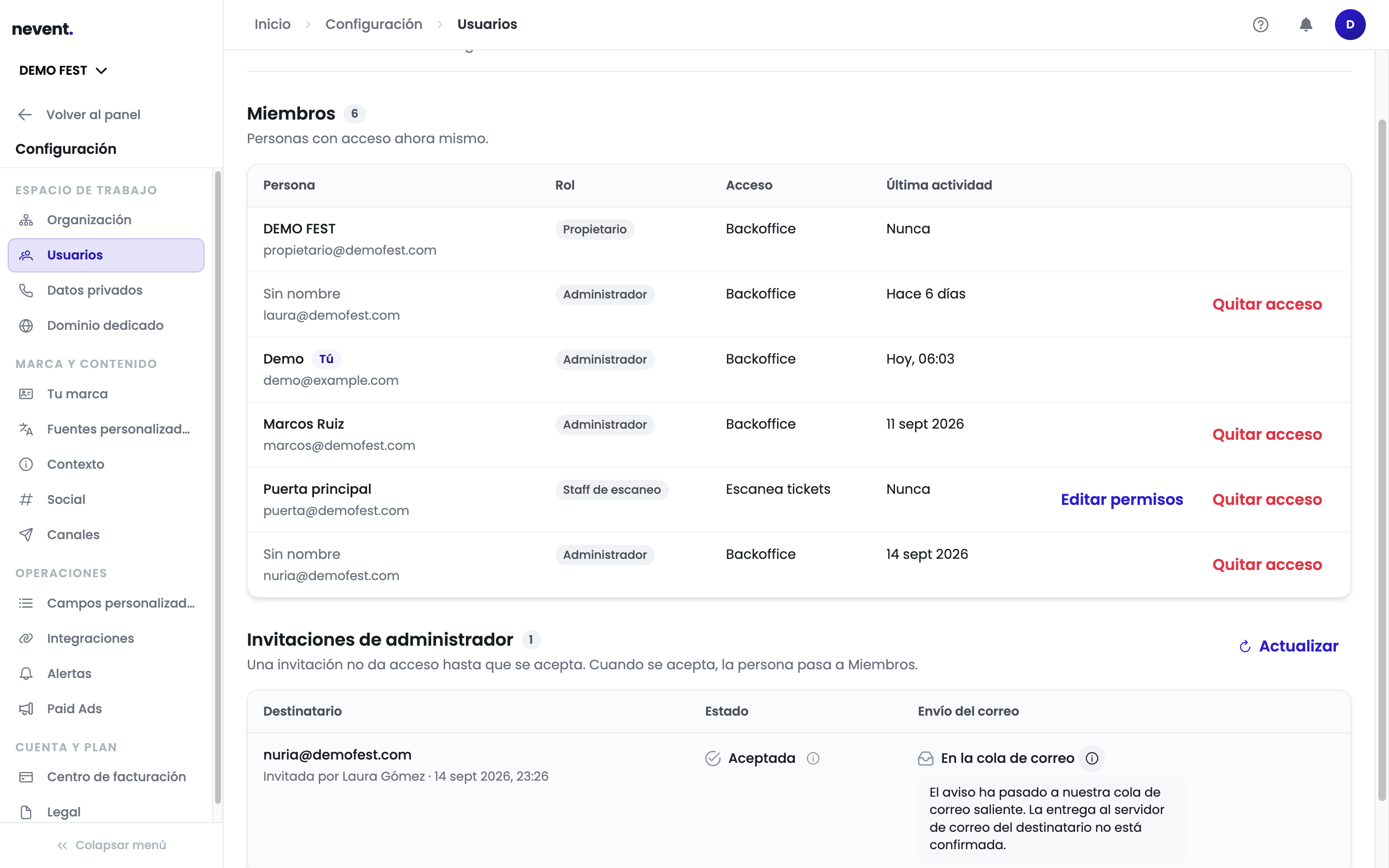 Tabla Invitaciones de administrador con una invitación en estado Aceptada y envío del correo En la cola de correo; el popover de información abierto explica que el aviso ha pasado a la cola de correo saliente y que la entrega al servidor del destinatario no está confirmada