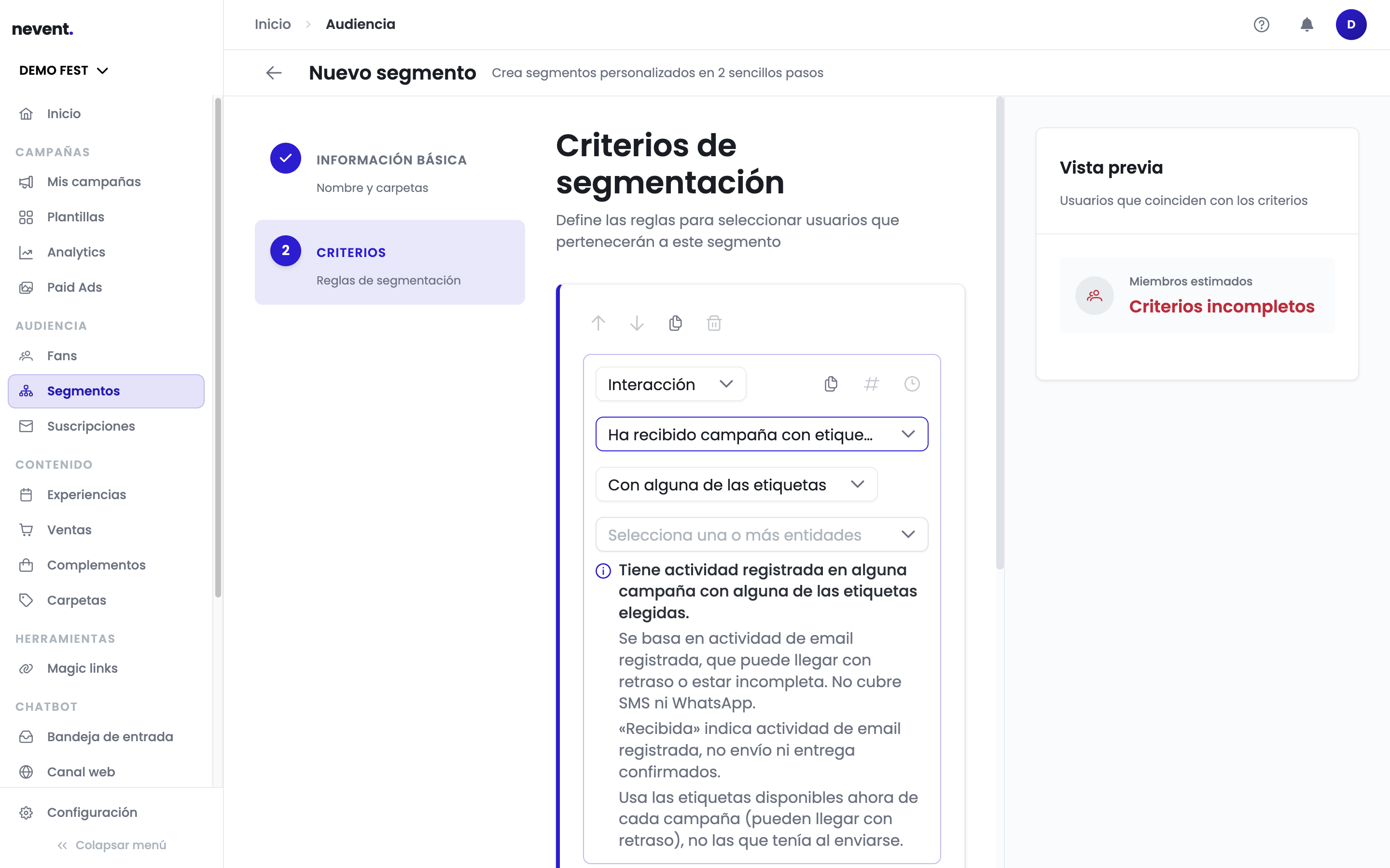 Criterio Ha recibido campaña con etiqueta con el operador Con alguna de las etiquetas; el editor muestra las notas: se basa en actividad de email registrada, «Recibida» indica actividad registrada y no envío ni entrega confirmados, y usa las etiquetas disponibles ahora de cada campaña