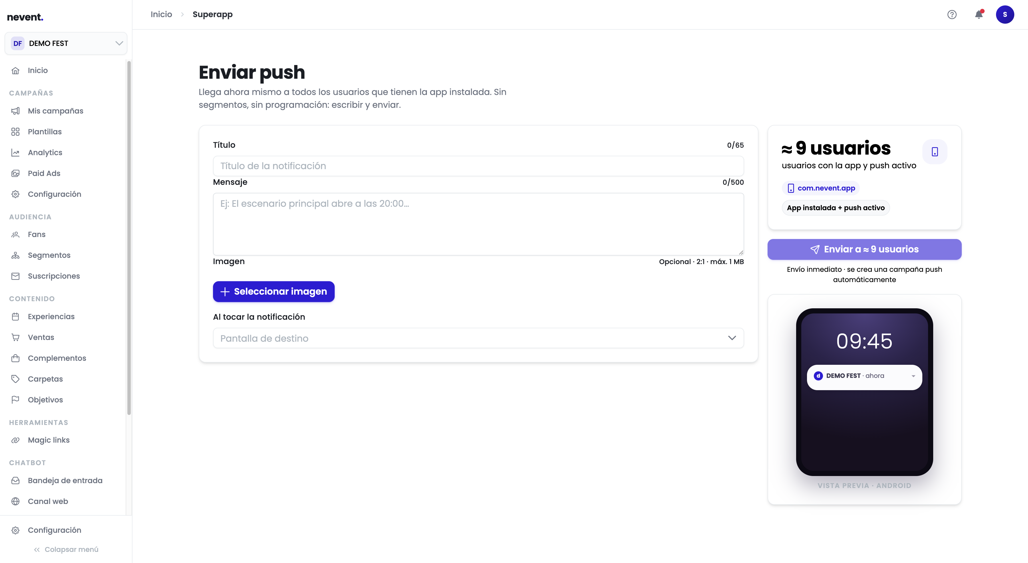 Formulario de "Enviar push" con los campos Título, Mensaje, Imagen y "Al tocar la notificación" vacíos. A la derecha, el recuadro indica "≈ 9 usuarios con la app y push activo" y se ve una previsualización de la notificación en un móvil Android con el nombre "DEMO FEST"