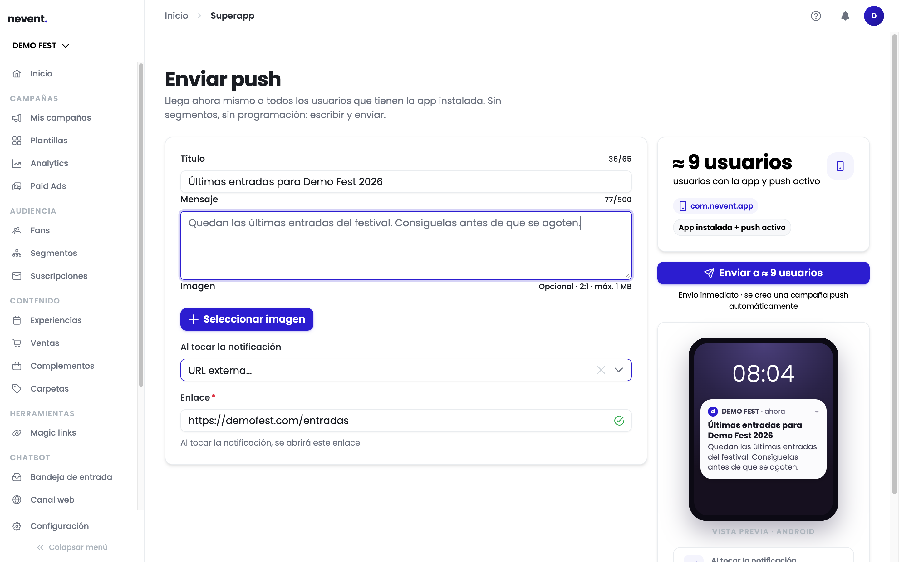 Pantalla Enviar push con el destino "URL externa…" seleccionado, el campo Enlace relleno con https://demofest.com/entradas y la marca verde de enlace válido. Debajo, el texto "Al tocar la notificación, se abrirá este enlace"