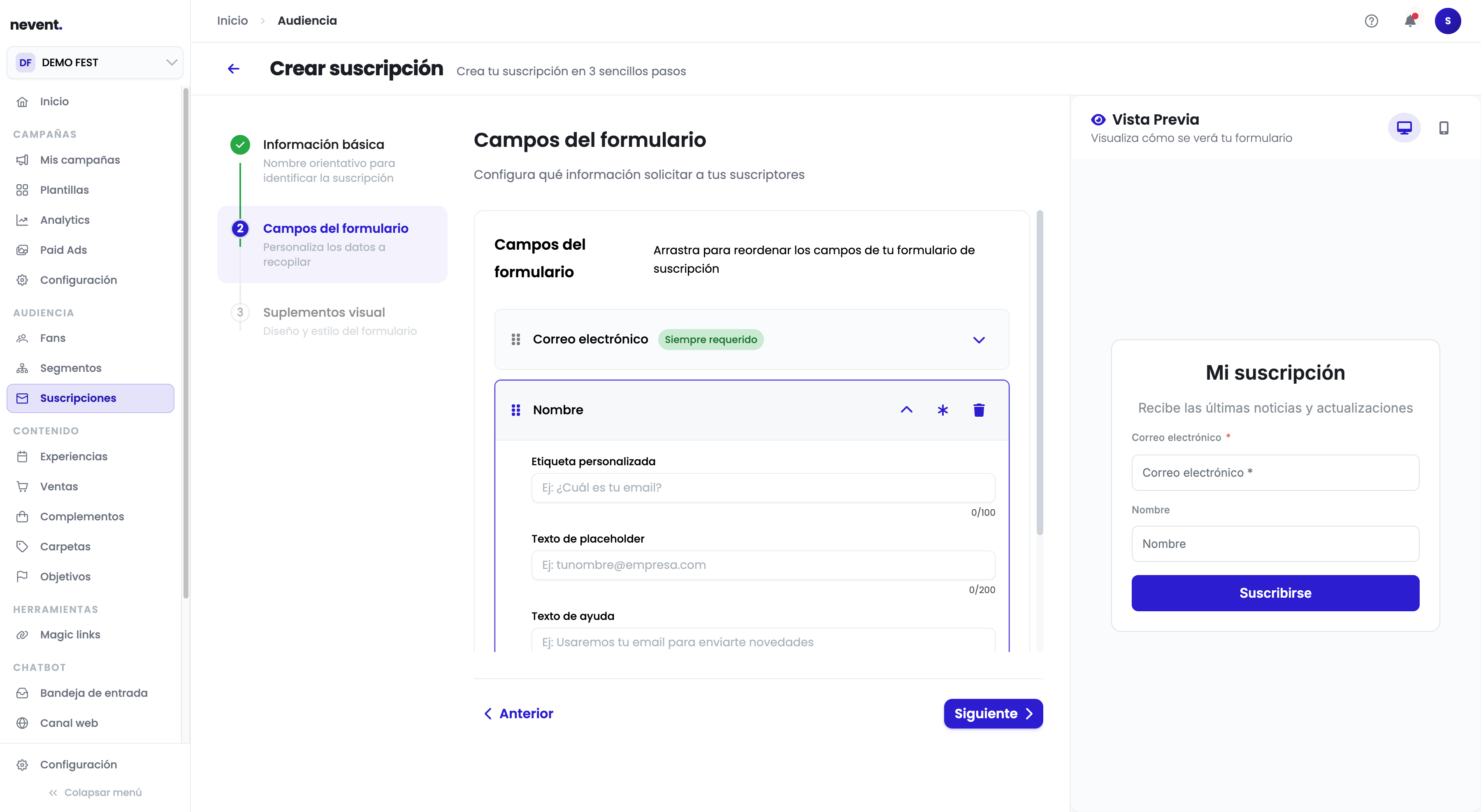 El campo "Nombre" expandido, mostrando los tres campos de configuración: Etiqueta personalizada, Texto de placeholder y Texto de ayuda. La vista previa de la derecha se actualiza en tiempo real